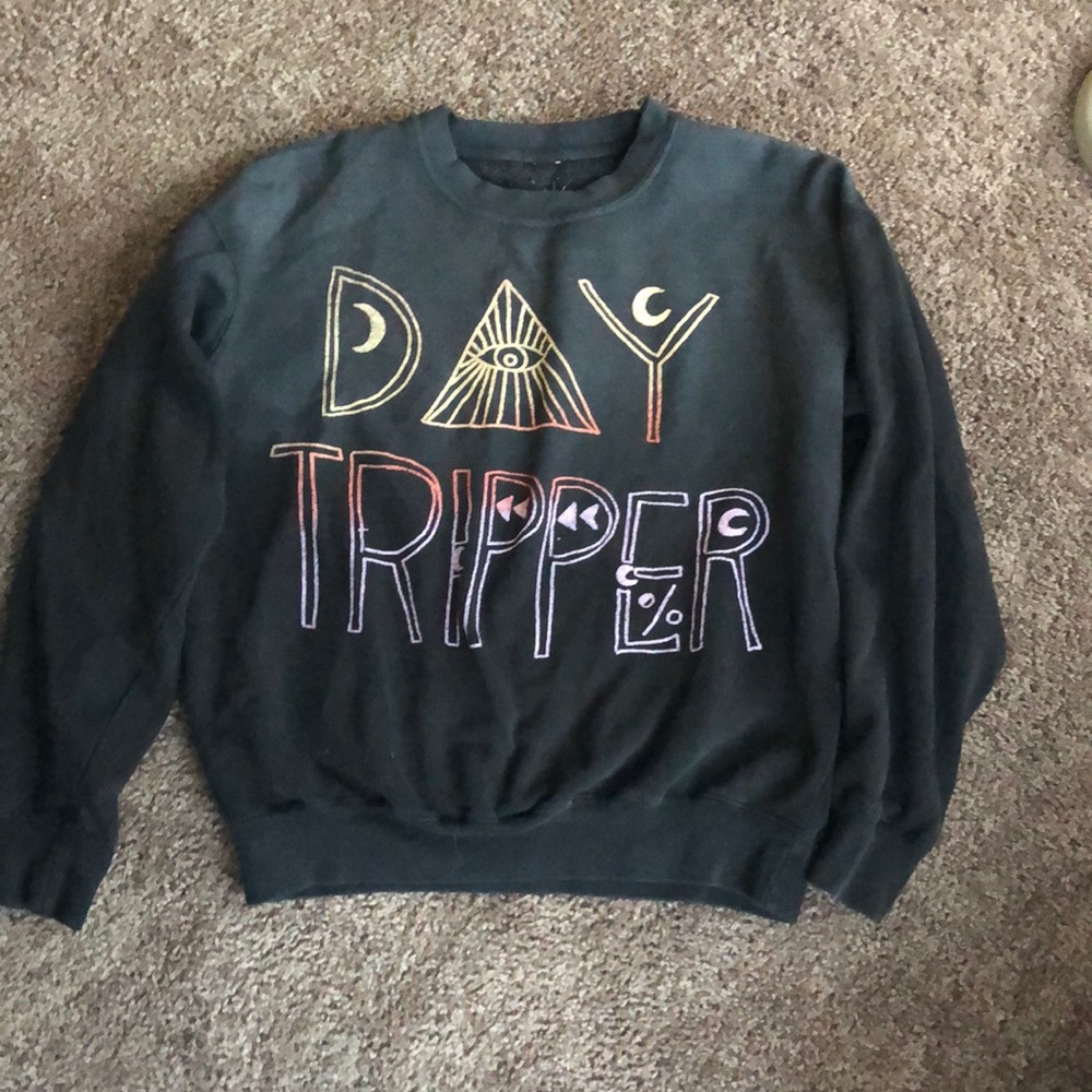 Sweat shirt that says day tripper